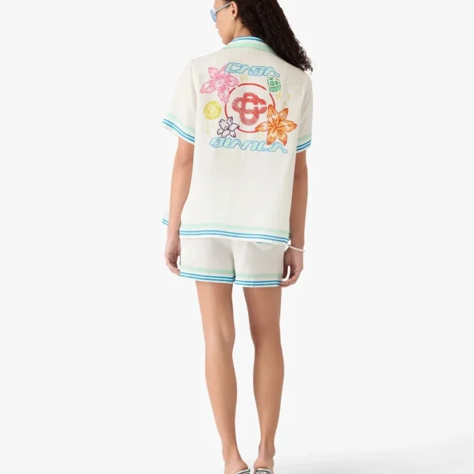 Chemise en soie à manches courtes et col cubain à motif floral en forme de shorts