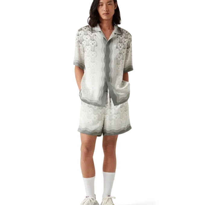 Chemise en soie à manches courtes avec motif Monogram Heart dégradé Chemise en soie à manches courtes avec motif Monogram Heart dégradé