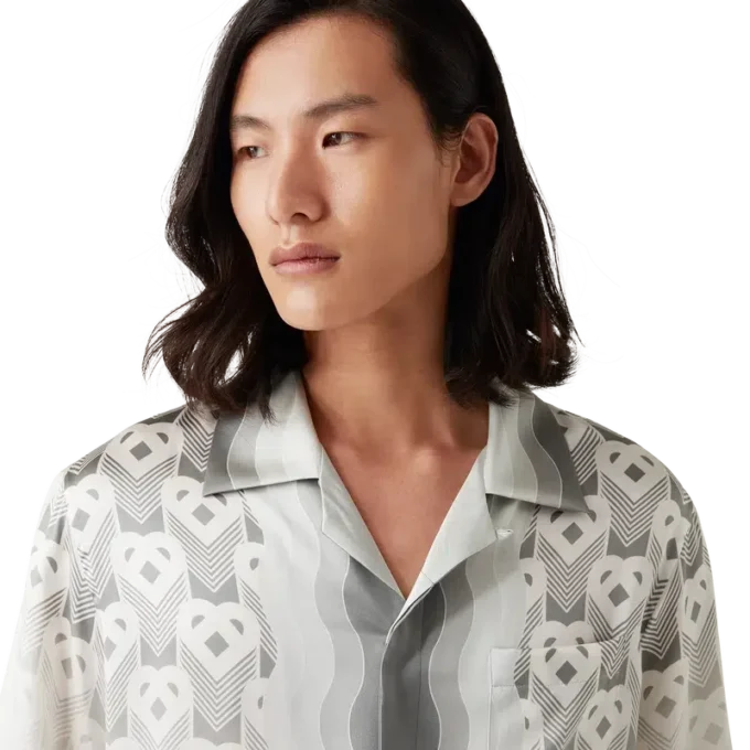Chemise en soie à manches courtes avec motif Monogram Heart dégradé Chemise en soie à manches courtes avec motif Monogram Heart dégradé