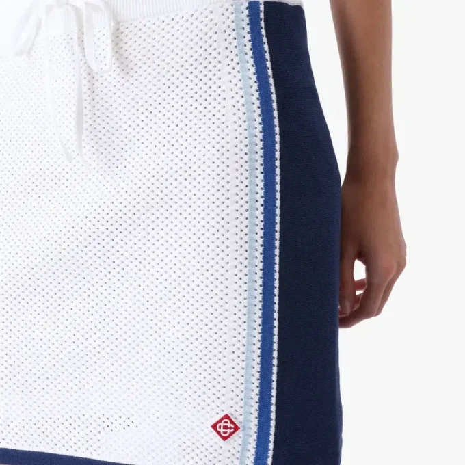 Mini-jupe en maille rayée blanche et bleue Mini-jupe en maille rayée blanche et bleue