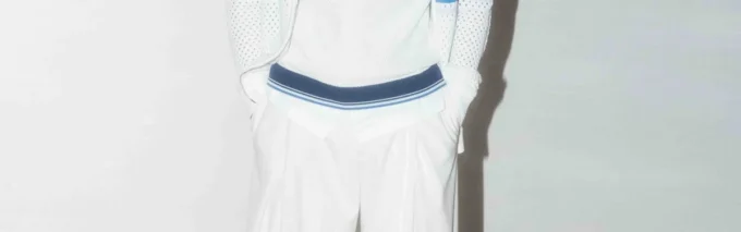 Veste de sport en maille rayée blanche et bleue