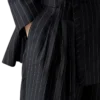 Pantalon sur mesure à triple pli en laine à fines rayures Pantalon sur mesure à triple pli en laine à fines rayures