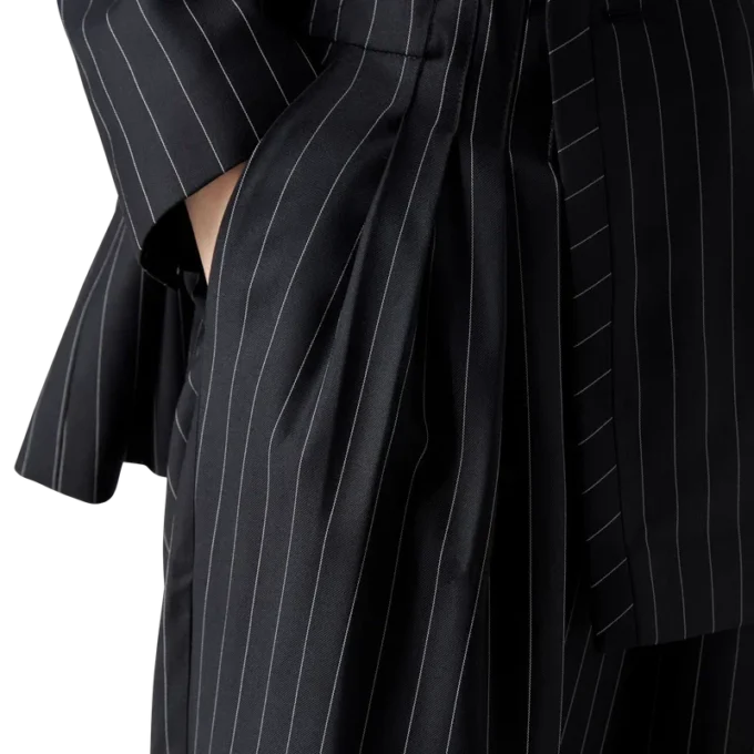 Pantalon sur mesure à triple pli en laine à fines rayures Pantalon sur mesure à triple pli en laine à fines rayures