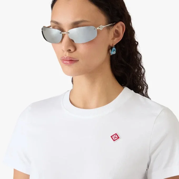 T-shirt ajusté à manches courtes avec écusson brodé classique